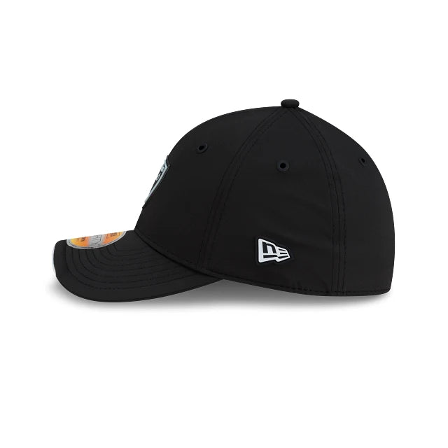 Gorra New Era 3930 NFL Sideline 2026 Raiders