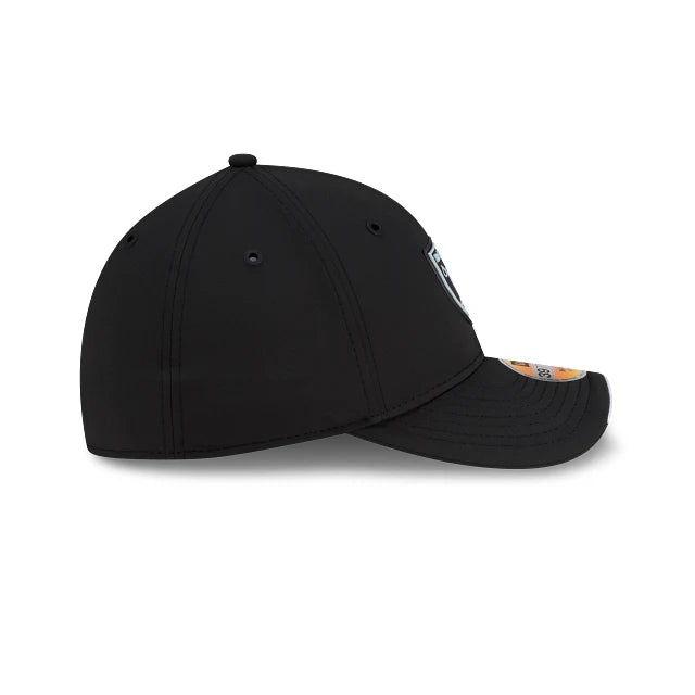 Gorra New Era 3930 NFL Sideline 2026 Raiders