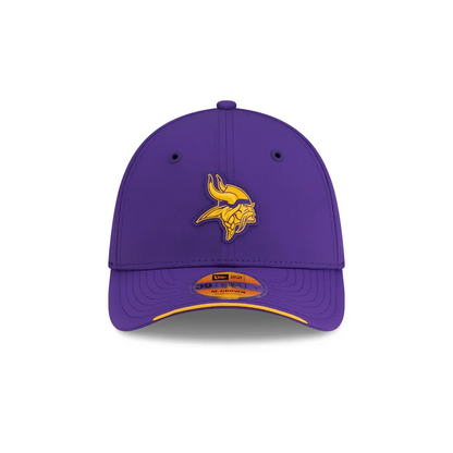 Gorra New Era 3930 NFL Sideline 2026 Vikings