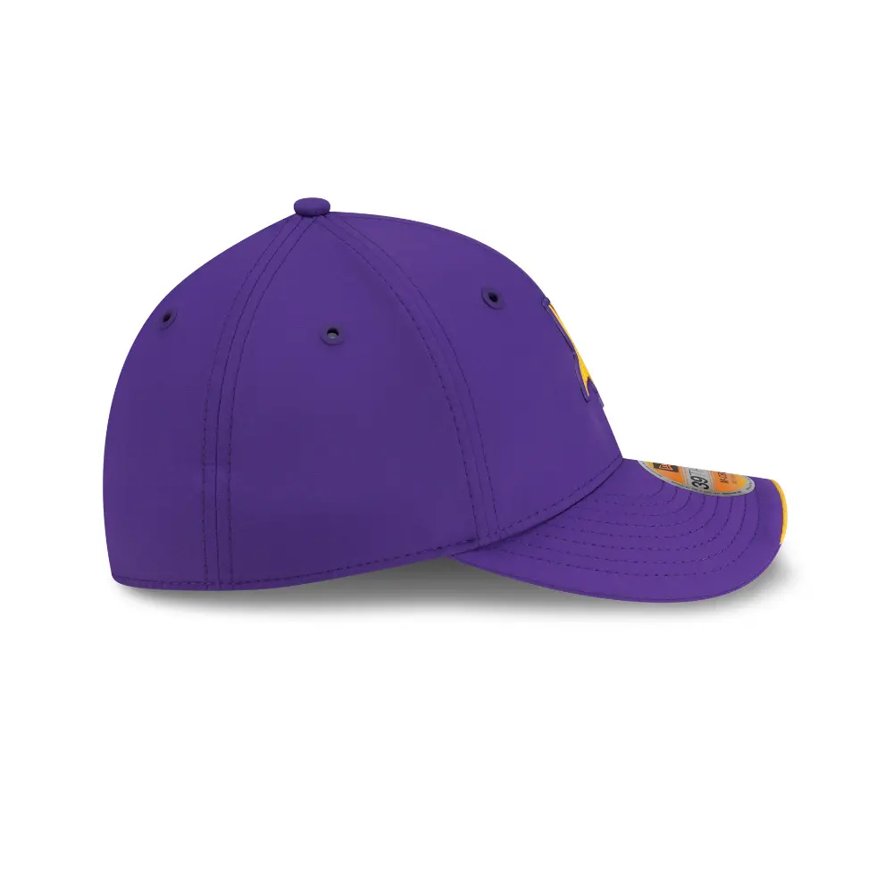 Gorra New Era 3930 NFL Sideline 2026 Vikings