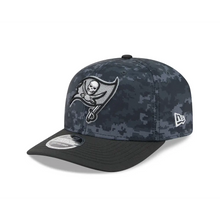 Gorra New Era NFL 970 Salute To Service 2026 Buccaneers