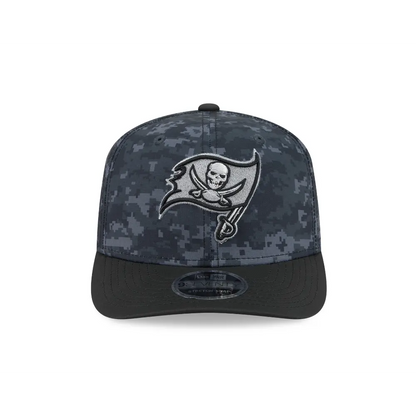 Gorra New Era NFL 970 Salute To Service 2026 Buccaneers