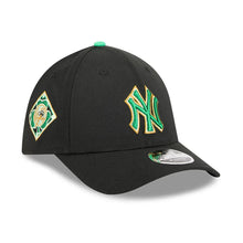 Gorra New Era 3930 MLB Saint Patricks Day Yankees